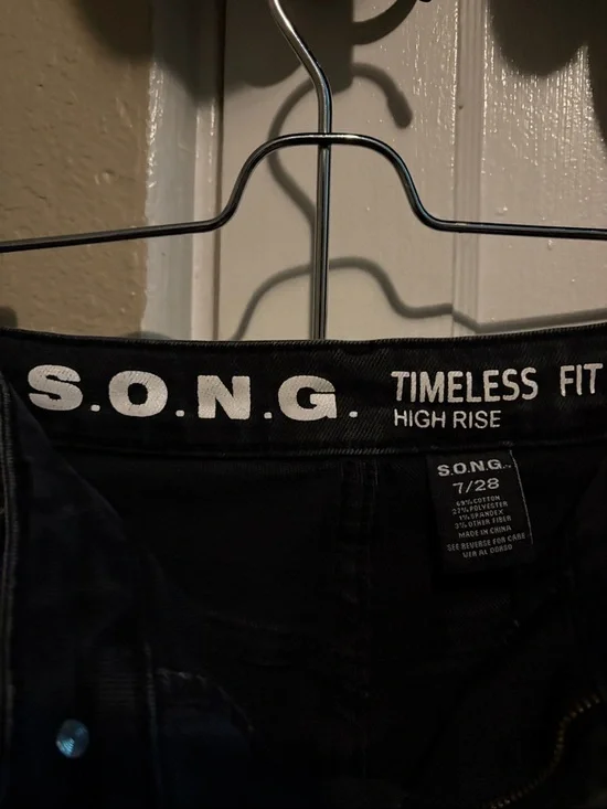 Classic Black Straight-Leg Distressed Jeans for Women - Picture 2 of 4